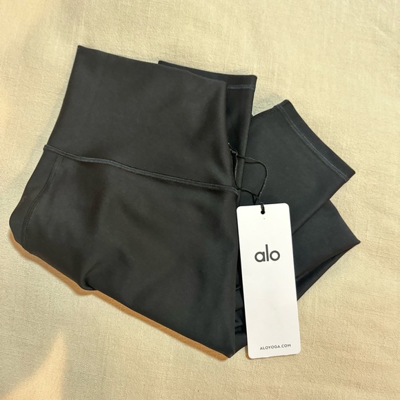 ALO Yoga Pants - Alo 7/8 High-Waist Airlift Legging - Black Size M